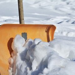 Winterdienst-Schaufel im Schnee